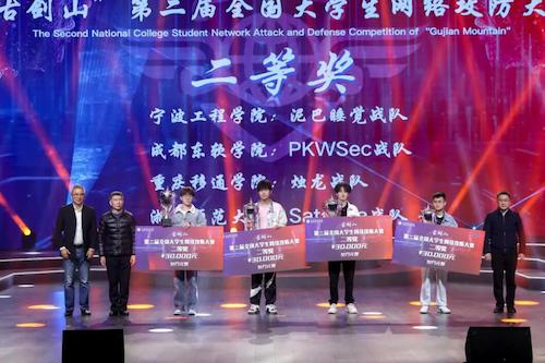 市教委二级巡视员蔡理、綦江区委常委、区委宣传部部长任骏为二等奖战队颁奖。重庆移通博彩公司排名
供图